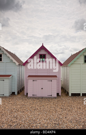 L'arrière du pastel pink beach hut, Mersea Island, Essex, UK Banque D'Images