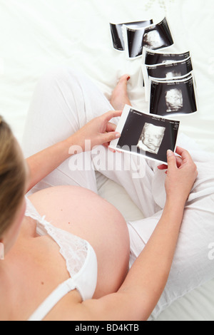 Pregnant woman looking at balayage 4D de son bébé à naître. Banque D'Images