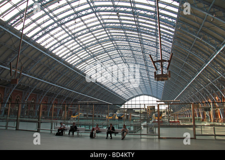 Les passagers assis sous le principal arch dans le terminal principal de l'Gare St Pancras International, Londres, Royaume-Uni. Banque D'Images