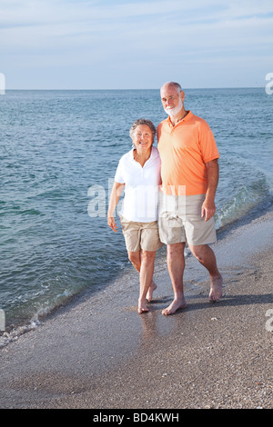 Happy senior couple, faites une promenade sur une belle plage tropicale Banque D'Images