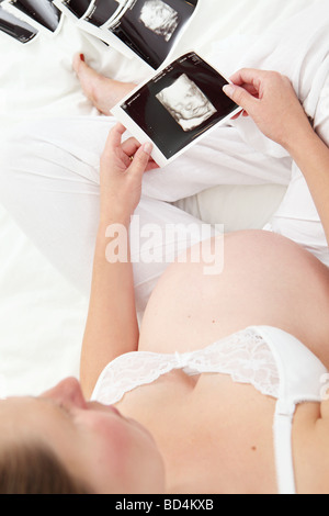 Pregnant woman looking at balayage 4D de son bébé à naître. Banque D'Images