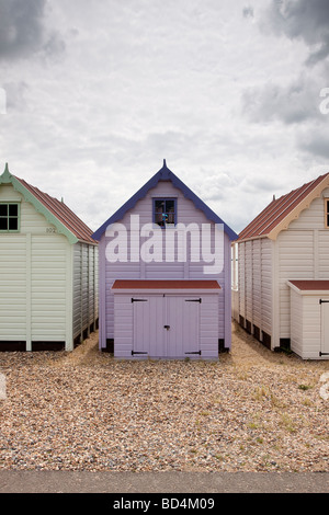 L'arrière du violet pastel beach hut, Mersea Island, Essex, UK Banque D'Images