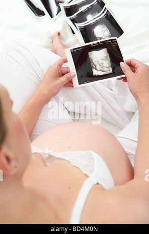 Pregnant woman looking at balayage 4D de son bébé à naître. Banque D'Images