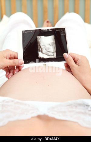 Pregnant woman looking at balayage 4D de son bébé à naître. Banque D'Images