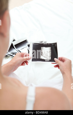 Pregnant woman looking at balayage 4D de son bébé à naître. Banque D'Images