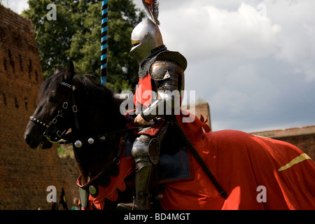 Fier chevalier cavalerie médiévale sur les militaires à cheval. Pris dans Malbork, Pologne, 2009. Banque D'Images