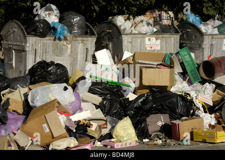 Les décharges sauvages dans les rues de Rome à la suite de la grève des travailleurs municipaux, Sorrento, Italie. Banque D'Images