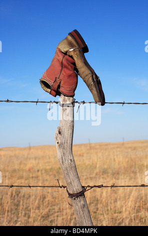 Une tête en bas cowboy boot sur une clôture ranch en milieu rural Nebraska, USA. Banque D'Images