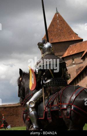 Retour de fier chevalier cavalerie médiévale avec lance sur les militaires à cheval. Pris dans Malbork, Pologne, 2009. Banque D'Images