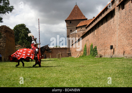 Fier chevalier cavalerie médiévale sur les militaires à cheval. Pris dans Malbork, Pologne, 2009. Banque D'Images