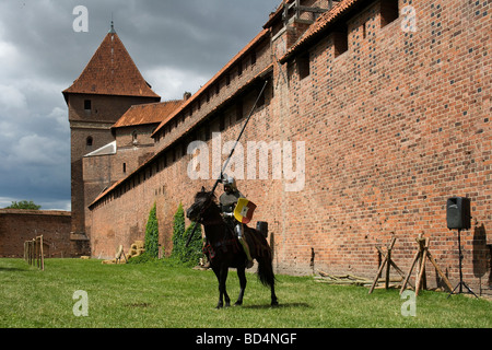 Fier chevalier cavalerie médiévale avec lance sur les militaires à cheval. Pris dans Malbork, Pologne, 2009. Banque D'Images