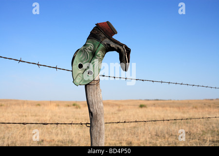 Une tête en bas cowboy boot sur une clôture ranch en milieu rural Nebraska, USA. Banque D'Images