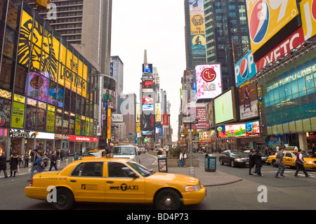 Taxi jaune sur Times Square, Manhattan, New York, États-Unis. Scène de rue emblématique de New York avec panneaux d'affichage lumineux, piétons et circulation urbaine. Banque D'Images