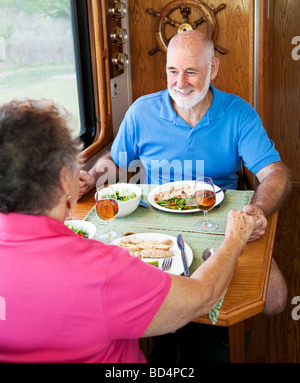 Senior couple jouit d'conversation sur un repas sain dans leur motor home Banque D'Images
