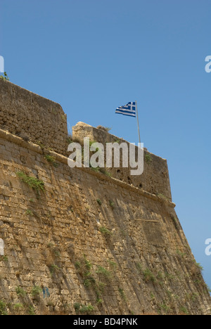 Murs de la forteresse à Rethymnon avec le drapeau grec battant Banque D'Images