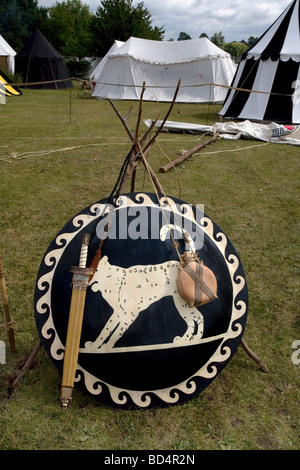Un bouclier romain à l'affiche au festival militaire de Colchester à Colchester, Essex, Angleterre Banque D'Images