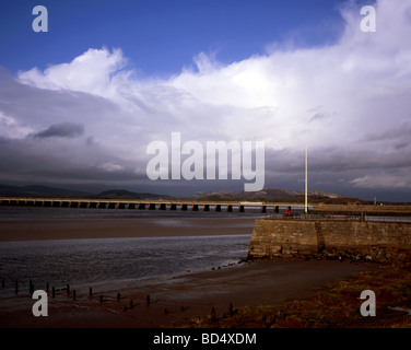 Avis de nuages de tempête de l'effacement du Kent et la rivière viaduc ferroviaire de près de Arnside Pier Arnside Cumbria England Banque D'Images