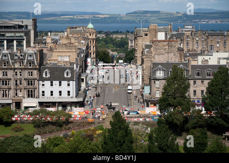 Vue d'Édimbourg et Princes Street et Frederick Street avec la rivière Forth et Fife dans l'arrière-plan Banque D'Images