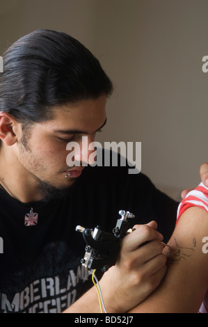 Tatoueur au travail Beyrouth Liban Moyen Orient Banque D'Images