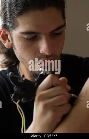 Tatoueur au travail Beyrouth Liban Moyen Orient Banque D'Images