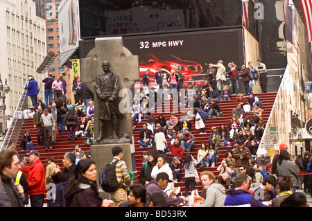 Foule de gens dans les escaliers avec le père Duffy Statue avec croix celtique, Times Square, Manhattan, New York City, USA Banque D'Images