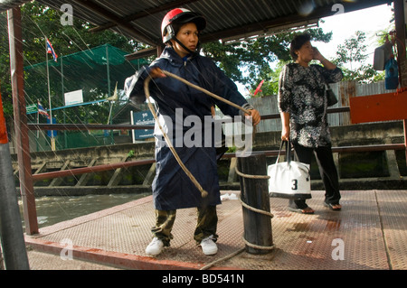 Bateau taxi banlieue scènes sur le Klong Saen Canal du CCS à Bangkok, Thaïlande Banque D'Images