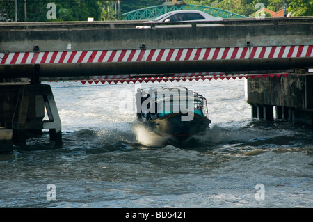 Bateau taxi banlieue scènes sur le Klong Saen Canal du CCS à Bangkok, Thaïlande Banque D'Images