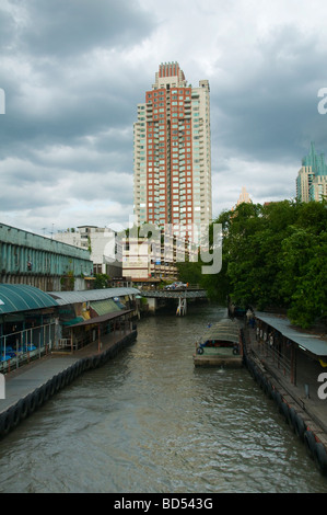 Bateau taxi banlieue scènes sur le Klong Saen Canal du CCS à Bangkok, Thaïlande Banque D'Images