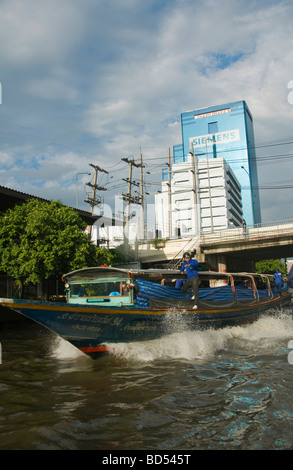 Bateau taxi banlieue scènes sur le Klong Saen Canal du CCS à Bangkok, Thaïlande Banque D'Images