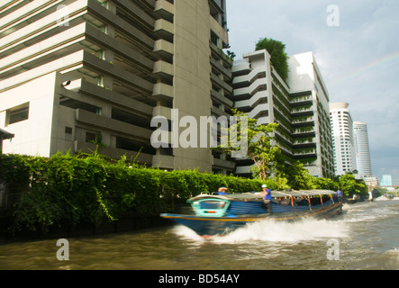 Bateau taxi banlieue scènes sur le Klong Saen Canal du CCS à Bangkok, Thaïlande Banque D'Images