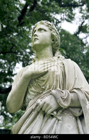 Cimetière étrange statue de femme à la recherche vers le ciel vers le ciel Banque D'Images