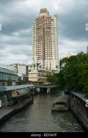 Bateau taxi banlieue scènes sur le Klong Saen Canal du CCS à Bangkok, Thaïlande Banque D'Images