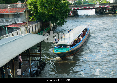 Bateau taxi banlieue scènes sur le Klong Saen Canal du CCS à Bangkok, Thaïlande Banque D'Images