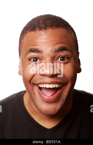 Young African American male dans sa vingtaine a un sourire géant Banque D'Images