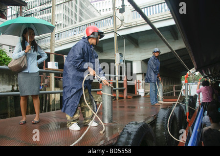 Bateau taxi banlieue scènes sur le Klong Saen Canal du CCS à Bangkok, Thaïlande Banque D'Images