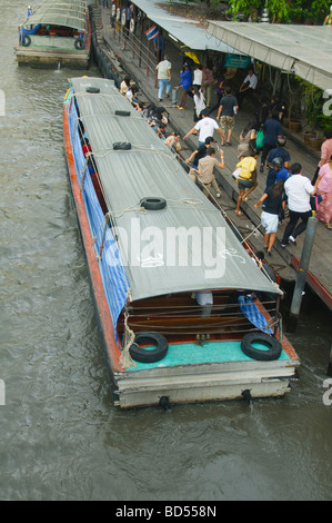 Bateau taxi banlieue scènes sur le Klong Saen Canal du CCS à Bangkok, Thaïlande Banque D'Images