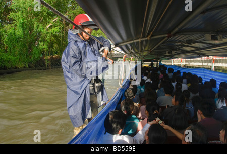 Bateau taxi banlieue scènes sur le Klong Saen Canal du CCS à Bangkok, Thaïlande Banque D'Images