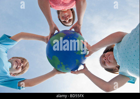 Enfants holding a globe Banque D'Images