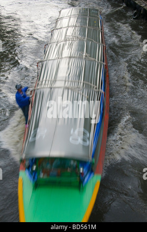 Bateau taxi banlieue scènes sur le Klong Saen Canal du CCS à Bangkok, Thaïlande Banque D'Images