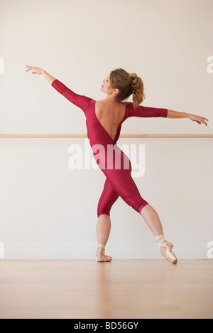 Une femme danseuse de ballet Banque D'Images