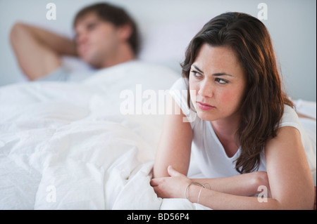 Un couple au lit Banque D'Images