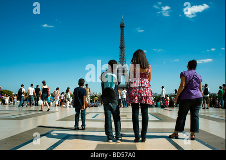 Paris Tour Eiffel, France, Black People Tourist Family on Holiday prendre des photos du groupe Trocadéro debout de derrière Banque D'Images