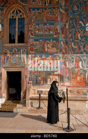 Signalisation nun roumaine culte à Voronet Monastère peints de Bucovine décorés de fresques du 16ème siècle 15 Banque D'Images