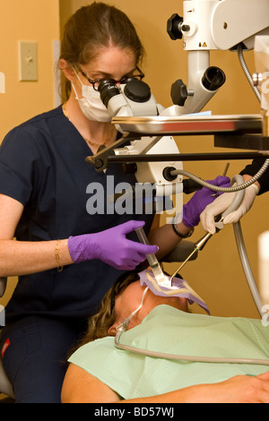 Une femme, femme, patient reçoit un traitement de canal d'une femme, femme, dentiste. Banque D'Images