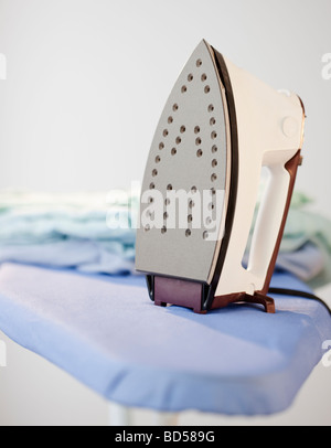 Fer à repasser sur une table à repasser Banque D'Images