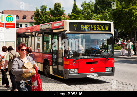 Les gens à un arrêt de bus du centre-ville de Weimar, en Thuringe, Allemagne, Europe Banque D'Images