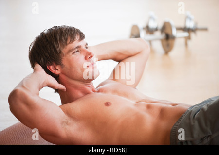 Man doing sit ups Banque D'Images