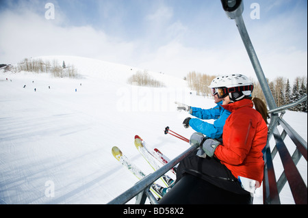 Skieurs sur une remontée mécanique Banque D'Images