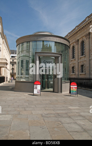 L'entrée moderne au-dessus du sol pour le café de la Crypte à côté de St Martins-dans-le-champs d'église, London UK. Banque D'Images