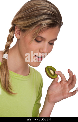 Mode de vie sain - Blond young woman holding kiwi Banque D'Images